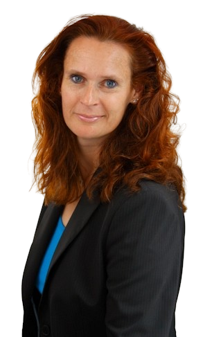 Porträt von Birgit Elstner, einer Versicherungsmaklerin mit rotem Haar und schwarzem Anzug